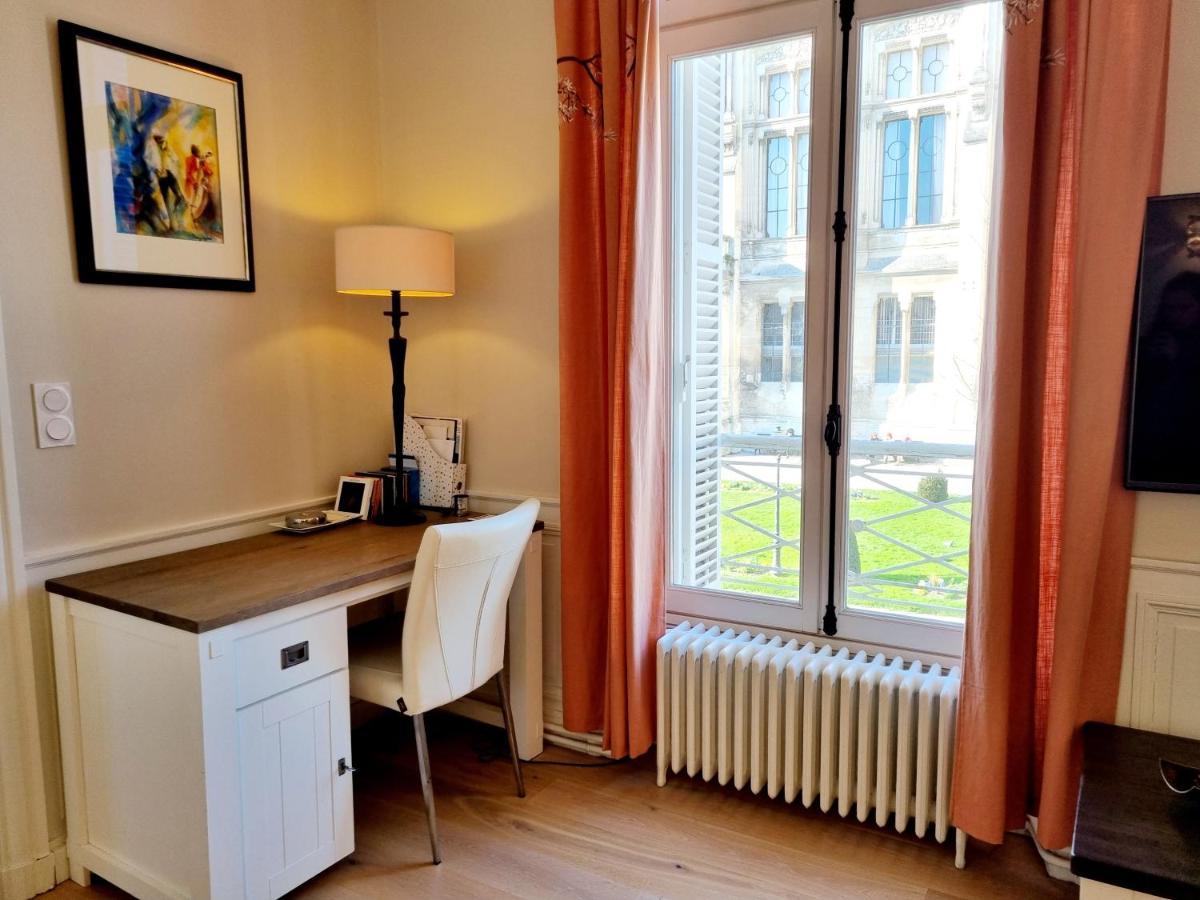 Face A L'Hotel De Ville Grand Et Lumineux Appartement Angouleme Exterior photo